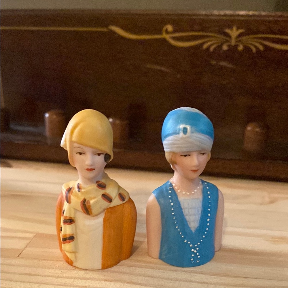 Vintage Style Figurine Wall Decor - Picture 4 of 7